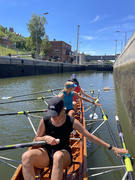4 Ruderinnen im Boot in der Heidelberger Schleuse
