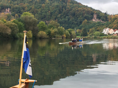 Blick vom Steg von Neckarsteinach auf Ruderboot über den Neckar Richtung Krähennest